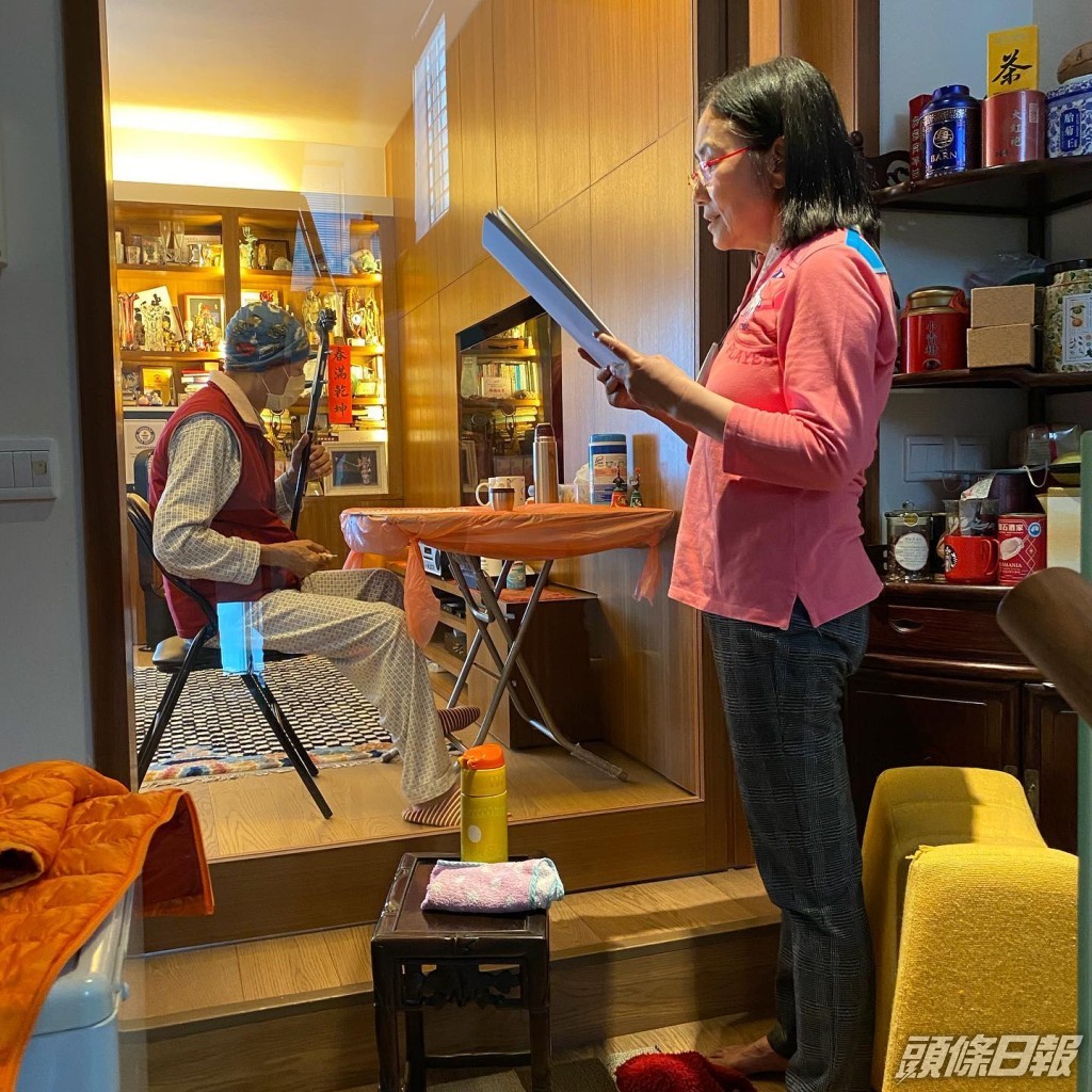 兩人還隔着玻璃門練歌。